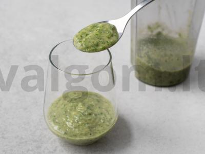 Smuzi su kanapių sėklomis, špinatais ir bananais Žingsnis 3