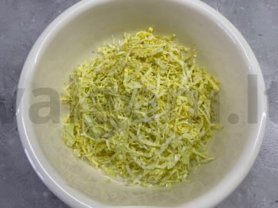 Pekino kopūstų salotas su agurku ir marinuotais grybais Žingsnis 1