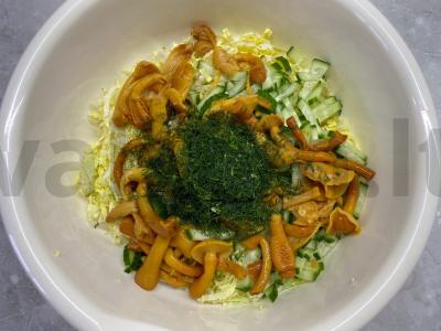 Pekino kopūstų salotas su agurku ir marinuotais grybais Žingsnis 3