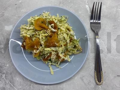 Pekino kopūstų salotas su agurku ir marinuotais grybais pagrindine nuotrauka