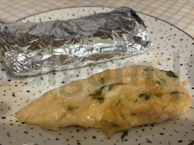 Kepta vištiena ant keptuvės pagrindine nuotrauka