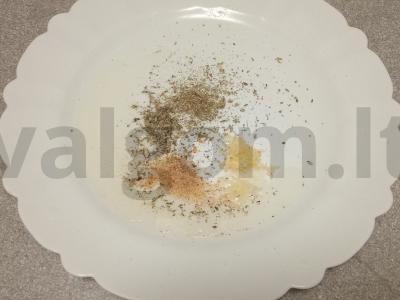 Kiaulienos šonkauliai, kepti su cukinijomis, paprikomis ir itališkais prieskoniais Žingsnis 1