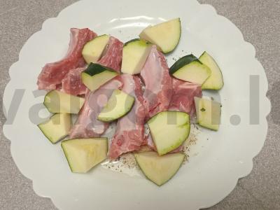 Kiaulienos šonkauliai, kepti su cukinijomis, paprikomis ir itališkais prieskoniais Žingsnis 3