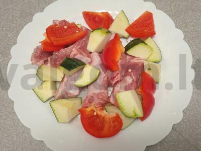 Kiaulienos šonkauliai, kepti su cukinijomis, paprikomis ir itališkais prieskoniais Žingsnis 4