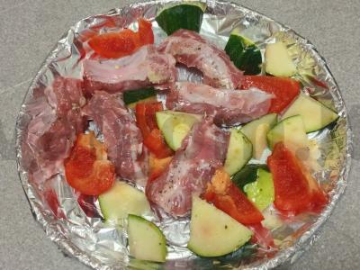 Kiaulienos šonkauliai, kepti su cukinijomis, paprikomis ir itališkais prieskoniais Žingsnis 5