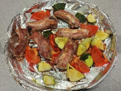 Kiaulienos šonkauliai, kepti su cukinijomis, paprikomis ir itališkais prieskoniais Žingsnis 6