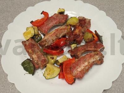 Kiaulienos šonkauliai, kepti su cukinijomis, paprikomis ir itališkais prieskoniais pagrindine nuotrauka