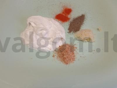 Vištienos šlaunelės, keptos su bulvėmis grietinėje Žingsnis 1