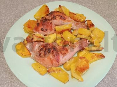 Vištienos šlaunelės, keptos su bulvėmis grietinėje pagrindine nuotrauka