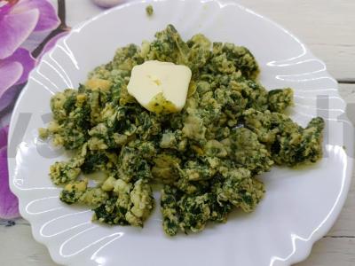 Špinatai su keptu kiaušiniu pagrindine nuotrauka