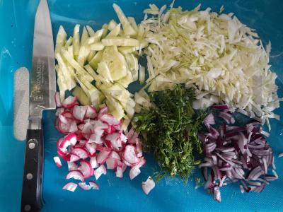 Šviežių daržovių salotas su grietinės padažu Žingsnis 1