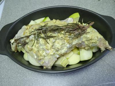 Kailinis triušis, keptas su obuoliais Žingsnis 5