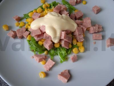 Salotos su jūros dumbliais, rūkytomis dešromis ir spanguolėmis Žingsnis 4