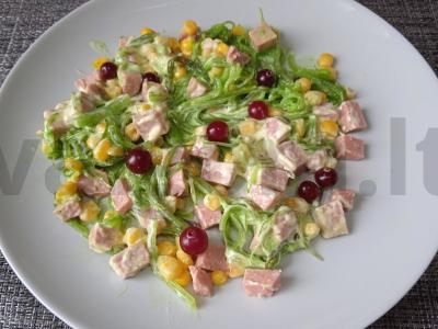 Salotos su jūros dumbliais, rūkytomis dešromis ir spanguolėmis pagrindine nuotrauka