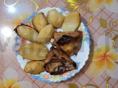 Aštrus vištienos patiekalas su bulvėmis aštriame padaže pagrindine nuotrauka