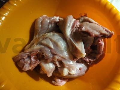 Vištiena, troškinta grietinės ir svogūnų padaže Žingsnis 1