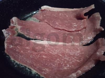 Jautiena su keptais mažais bulvytėmis ir trumpavais agurku Žingsnis 5