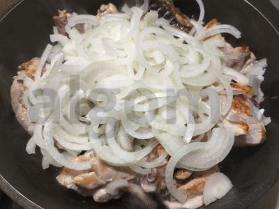 Vištiena, troškinta grietinės ir svogūnų padaže Žingsnis 3