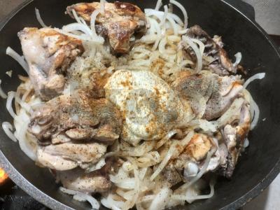 Vištiena, troškinta grietinės ir svogūnų padaže Žingsnis 4