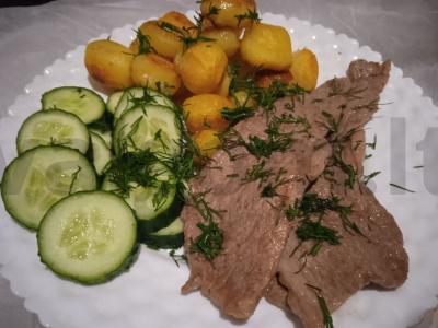 Jautiena su keptais mažais bulvytėmis ir trumpavais agurku pagrindine nuotrauka