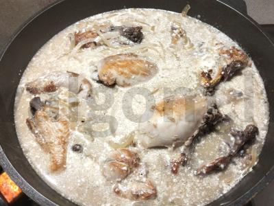 Vištiena, troškinta grietinės ir svogūnų padaže Žingsnis 5