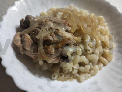 Vištiena, troškinta grietinės ir svogūnų padaže pagrindine nuotrauka