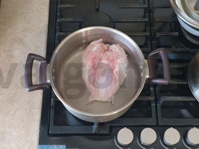 Kvapnus vištienos sultinys su makaronais ir daržovėmis Žingsnis 1