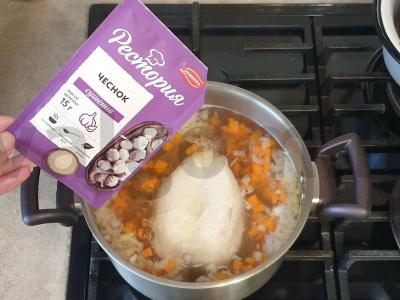 Kvapnus vištienos sultinys su makaronais ir daržovėmis Žingsnis 4