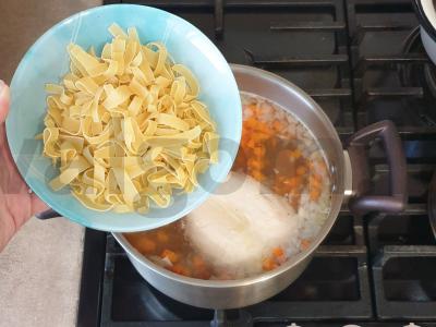 Kvapnus vištienos sultinys su makaronais ir daržovėmis Žingsnis 5