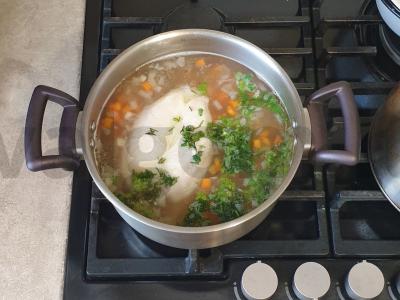 Kvapnus vištienos sultinys su makaronais ir daržovėmis Žingsnis 6