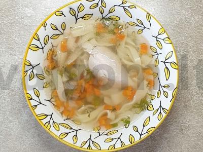 Kvapnus vištienos sultinys su makaronais ir daržovėmis pagrindine nuotrauka