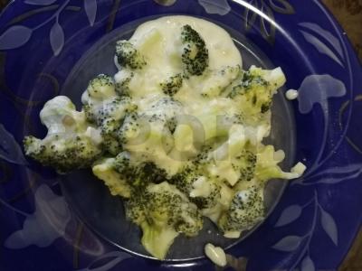 Brokoliai grietinėje pagrindine nuotrauka