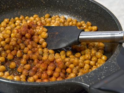 Sotūs salotas su morkomis, kinoja ir traškiu avinžirniu Žingsnis 3