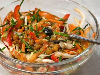 Sotūs salotas su morkomis, kinoja ir traškiu avinžirniu Žingsnis 7