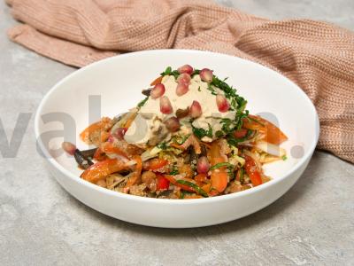 Sotūs salotas su morkomis, kinoja ir traškiu avinžirniu pagrindine nuotrauka