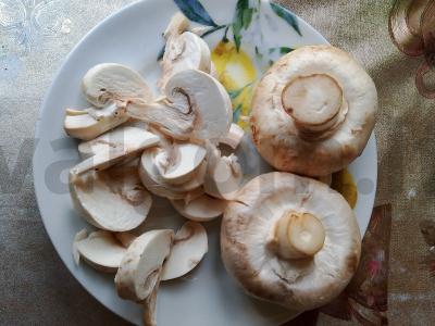 Omletas su pievagrybiais, sūriu ir pomidorais Žingsnis 2