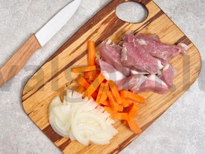 Kepta kiauliena su agurkais Žingsnis 1