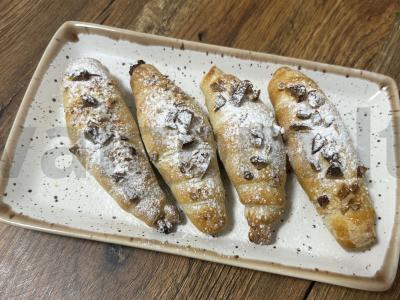 Sluoksniuotos tešlos rageliai su migdolų įdaru pagrindine nuotrauka