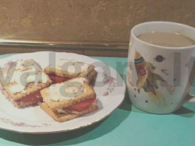 Užkandis su paštetu ir lydytu sūriu pagrindine nuotrauka