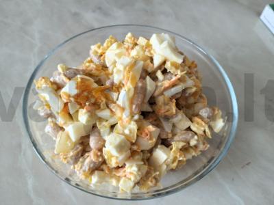 Salotos su pupelėmis, sūriu ir kiaušiniu pagrindine nuotrauka