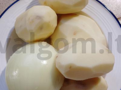 Konservuotų silkės sriuba su svogūnais ir bulvėmis be grūdų Žingsnis 1