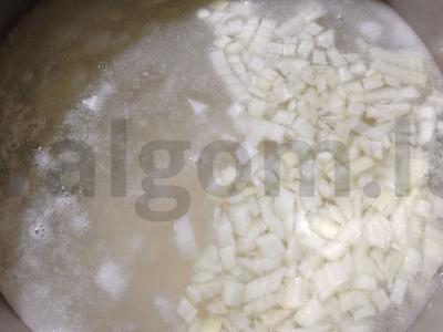 Konservuotų silkės sriuba su svogūnais ir bulvėmis be grūdų Žingsnis 7