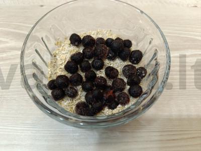 Avižinių dribsnių ir mėlynių apkepas Žingsnis 2