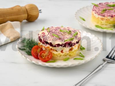 Sluoksniuotas salotas su silkės ikrais pagrindine nuotrauka