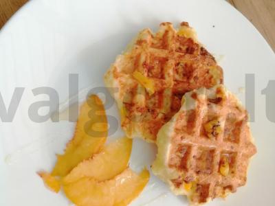 Persikų vafliai su stevija multikepėje pagrindine nuotrauka