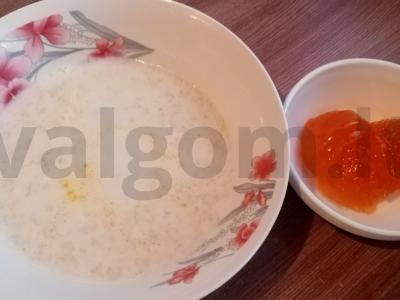 Avižų košė pusryčiams pagrindine nuotrauka