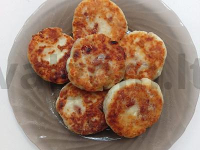 Sūrio pyragėliai su džiovintomis abrikosais ir cinamonu pagrindine nuotrauka