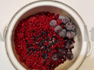 Raudonųjų uogų kompotas Žingsnis 1