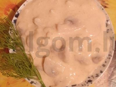 Grietinėlės-grybų padažas ant grietinėlės sviesto pagrindine nuotrauka