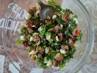 Salotas „Žvejas“ su rukola ir ruginių skrebučiais pagrindine nuotrauka